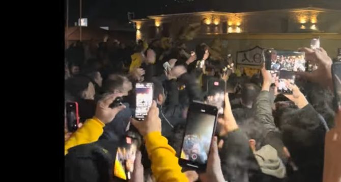 Το βίντεο της ΑΕΚ με την υποδοχή της ομάδας από τον λαό της Ένωσης (vid) Το βίντεο της ΑΕΚ με την υποδοχή της ομάδας από τον λαό της Ένωσης (vid)