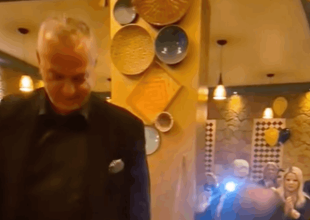 Ο Μανωλάς τραγουδάει και ο Δημητριάδης χορεύει ζεϊμπέκικο (VID)