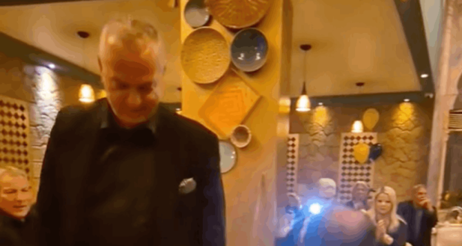 Ο Μανωλάς τραγουδάει και ο Δημητριάδης χορεύει ζεϊμπέκικο (VID)