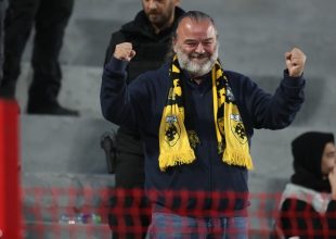 Οι πανηγυρισμοί του Μάριου Ηλιόπουλου στην κερκίδα μετά το διπλό της ΑΕΚ (VIDEO)