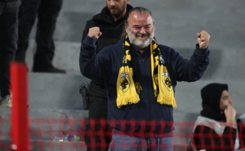 Οι πανηγυρισμοί του Μάριου Ηλιόπουλου στην κερκίδα μετά το διπλό της ΑΕΚ (VIDEO)