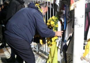 Ο Μάριος Ηλιόπουλος κατέθεσε στεφάνι έξω από την Τούμπα για τους οπαδούς του ΠΑΟΚ (VIDEO)