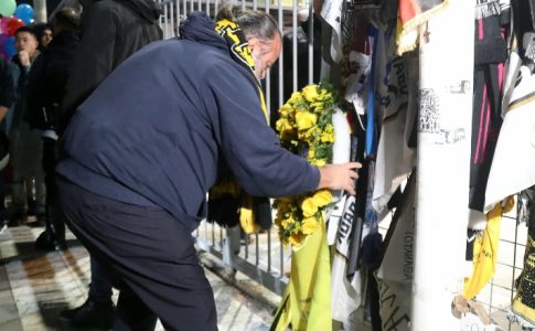 Ο Μάριος Ηλιόπουλος κατέθεσε στεφάνι έξω από την Τούμπα για τους οπαδούς του ΠΑΟΚ (VIDEO)