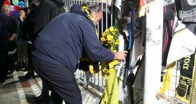 Ο Μάριος Ηλιόπουλος κατέθεσε στεφάνι έξω από την Τούμπα για τους οπαδούς του ΠΑΟΚ (VIDEO)