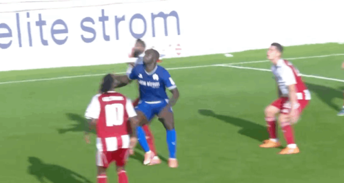 «Τυχαία επαφή» στο Κηφισιά – Ολυμπιακός, «πέναλτι» στο ΑΕΚ – Ολυμπιακός – Βρείτε τις διαφορές(VID)