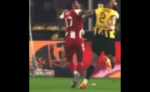 Πλάνο από πίσω δείχνει ότι ο Μουκουντί δεν έχει επαφή με τον Αντρέ Λουίζ (VID)