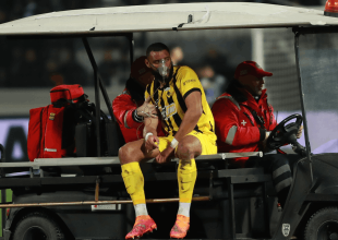 Ανησυχία στην ΑΕΚ: Αναγκαστική αλλαγή ο Μουκουντί, αποχώρησε με μάσκα οξυγόνου (VID)