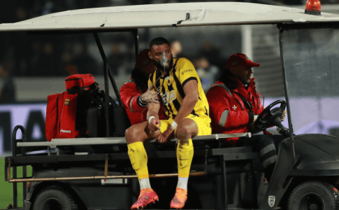 Ανησυχία στην ΑΕΚ: Αναγκαστική αλλαγή ο Μουκουντί, αποχώρησε με μάσκα οξυγόνου (VID)