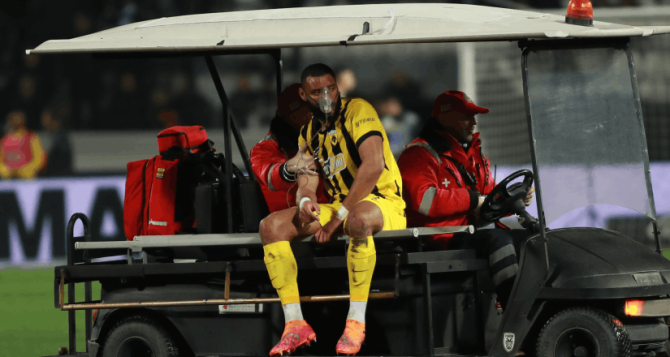 Ανησυχία στην ΑΕΚ: Αναγκαστική αλλαγή ο Μουκουντί, αποχώρησε με μάσκα οξυγόνου (VID)