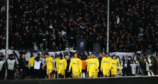 Τρομερή κίνηση: Η αποστολή της ΑΕΚ άφησε λουλούδια μπροστά απ’ την Θύρα 4 (ΦΩΤΟ-VID)