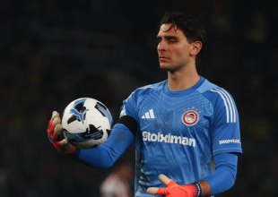 Τσάμπα μάγκας και ο… Κωνσταντής – Προκλητικός απέναντι στον κόσμο της ΑΕΚ (VID)