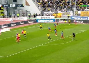 Έπνιξε πεναλτάρα για την ΑΕΚ το VAR – Ο Μπουζούκης σέρνει την μπάλα ένα μέτρο με το χέρι (VID)