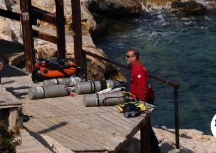 Βουλιαγμένη: Σε εξέλιξη η επιχείρηση ανάσυρσης του 34χρονου δύτη από το “Πηγάδι του Διαβόλου”