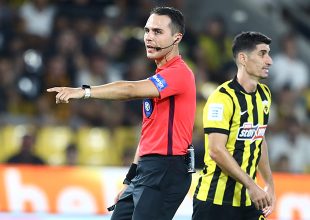 Στέλνουν Πολυχρόνη με Ευαγγέλου στο VAR στο ΑΕΚ – ΑΕΛ