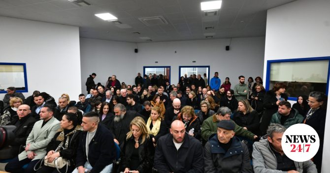 Τέμπη: Χωράνε 335 άτομα σε αίθουσα 305τμ;