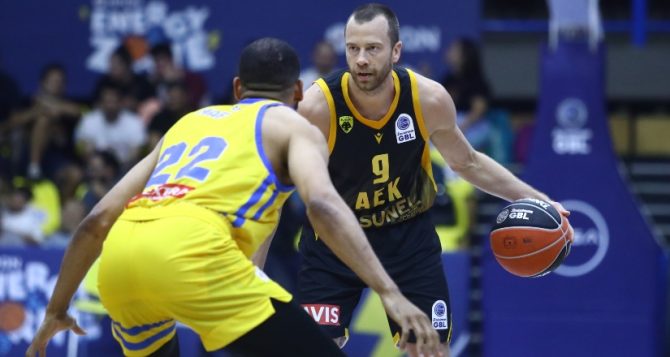 Στάση Περιστέρι για τη Βασίλισσα πριν τη Μπανταλόνα Στάση Περιστέρι για τη Βασίλισσα πριν τη Μπανταλόνα