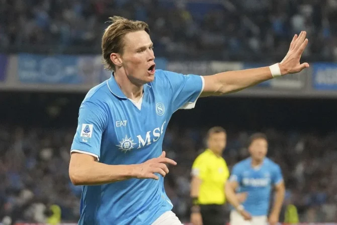 Κάλιαρι – Νάπολι 0-1: Το γκολ του ΜακΤόμινεϊ ήταν αρκετό για την 4η σερί νίκη