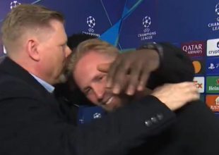 Συγκινητικές στιγμές: Ο Κάσπερ Σμάιχελ αποκάλυψε στον “αέρα” στον πατέρα του ότι ο σοβαρός τραυματισμός του κόβει το ποδόσφαιρο