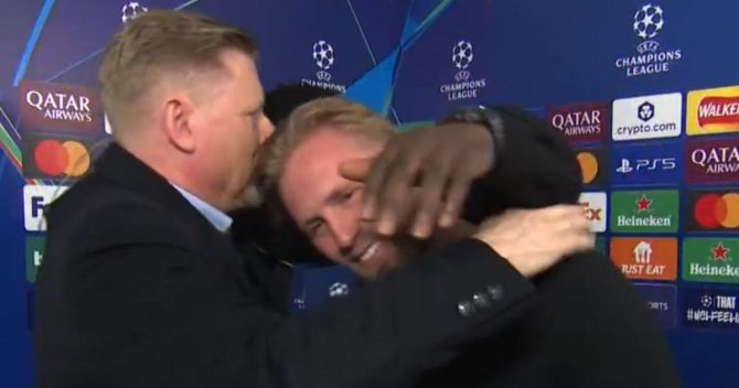 Συγκινητικές στιγμές: Ο Κάσπερ Σμάιχελ αποκάλυψε στον “αέρα” στον πατέρα του ότι ο σοβαρός τραυματισμός του κόβει το ποδόσφαιρο