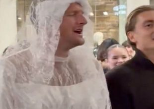 Premier League: Ποδοσφαιριστής τραγούδησε με νυφικό σε σταθμό τρένου και έγινε viral