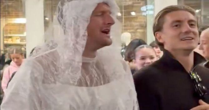 Premier League: Ποδοσφαιριστής τραγούδησε με νυφικό σε σταθμό τρένου και έγινε viral