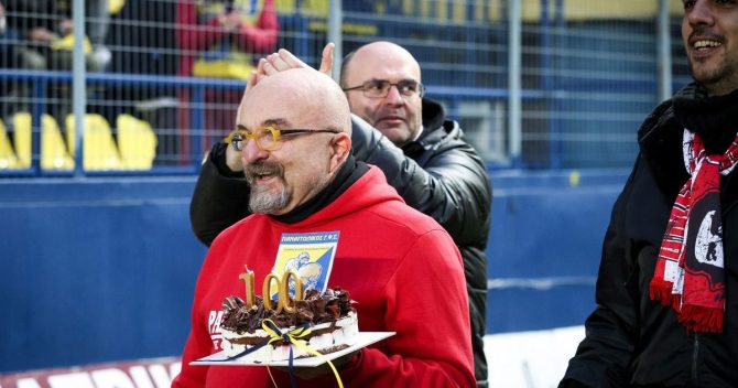 Παναιτωλικός – Πανσερραϊκός: Οπαδοί των Σερραίων τίμησαν τα 100 χρόνια του Τιτόρμου με τούρτα