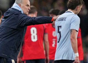 Αγγλία – Ουρουγουάη: Αλαλούμ με τη μη αποβολή του Ουγκάρτε, ο λόγος που δεν αποβλήθηκε αν και φέρεται να είδε δύο κίτρινες