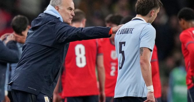 Αγγλία – Ουρουγουάη: Αλαλούμ με τη μη αποβολή του Ουγκάρτε, ο λόγος που δεν αποβλήθηκε αν και φέρεται να είδε δύο κίτρινες