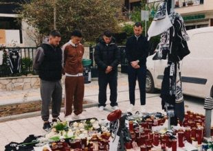 ΠΑΟΚ: Λουλούδια και φανέλα στη μνήμη του Κλεομένη από τους παίκτες και το επιτελείο του Δικεφάλου