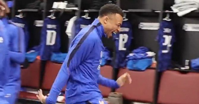 Εμπαπέ: Ο επιθετικός της Ρεάλ πέτυχε μπασκετικό καλάθι στα αποδυτήρια της εθνικής Γαλλίας και τρελάθηκε