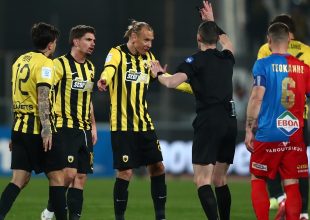 Όρθια στο Βόλο η ΑΕΚ παρά τα «όργια» Τσιμεντερίδη