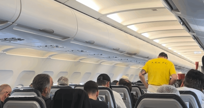 Η ΑΕΚ προσγειώθηκε με συνθήματα για… Ευρωπαϊκό (VID)