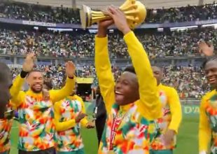 Οι παίκτες της Σενεγάλης παρέλασαν με το τρόπαιο του Κυπέλλου Εθνών Αφρικής εν μέσω αποθέωσης στο γεμάτο Σταντ ντε Φρανς