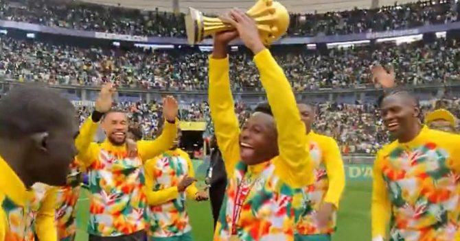 Οι παίκτες της Σενεγάλης παρέλασαν με το τρόπαιο του Κυπέλλου Εθνών Αφρικής εν μέσω αποθέωσης στο γεμάτο Σταντ ντε Φρανς