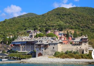 Άγιον Όρος: Μίνι λεωφορείο έπεσε στη θάλασσα