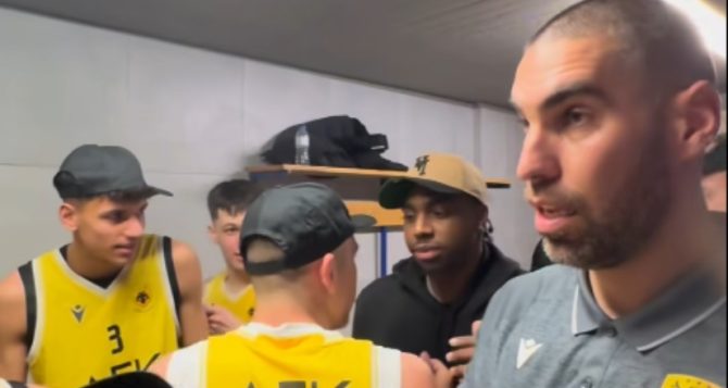 O Μπάρτλεϊ πανηγύρισε μαζί με τους Εφήβους της ΑΕΚ την κατάκτηση του πρωταθλήματος της ΕΣΚΑ! (vid)