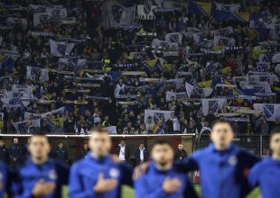 Τρέλα για μία θέση στο Μουντιάλ – Οπαδοί της Βοσνίας νοικιάζουν μπαλκόνια για τον τελικό των playoffs με Ιταλία