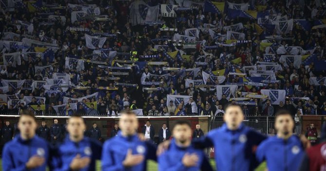 Τρέλα για μία θέση στο Μουντιάλ – Οπαδοί της Βοσνίας νοικιάζουν μπαλκόνια για τον τελικό των playoffs με Ιταλία