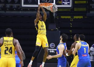 Ξύπνησε αργά η Βασίλισσα και την «πάτησε» από το Περιστέρι