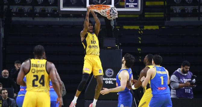 Ξύπνησε αργά η Βασίλισσα και την «πάτησε» από το Περιστέρι Ξύπνησε αργά η Βασίλισσα και την «πάτησε» από το Περιστέρι