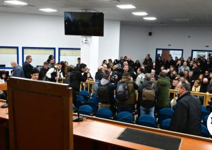 Δικηγορικοί Σύλλογοι Ελλάδος για δίκη Τεμπών: “Η σημερινή εικόνα μας προσβάλλει όλους”