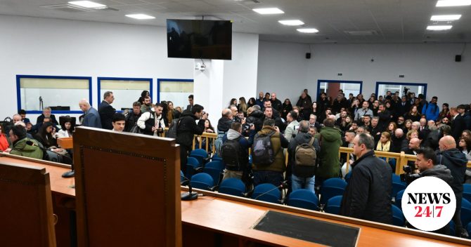 Δικηγορικοί Σύλλογοι Ελλάδος για δίκη Τεμπών: “Η σημερινή εικόνα μας προσβάλλει όλους”