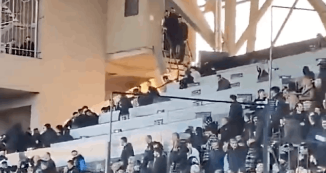 Η στιγμή που οι χούλιγκανς του ΠΑΟΚ, πετούν έξω τους δημοσιογράφους απ’ τα δημοσιογραφικά (VID)