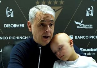 Συγκλόνισε Βραζιλιάνος προπονητής – Εμφανίστηκε στη συνέντευξη Τύπου με τον γιο του που έχει σύνδρομο Down: “Είμαστε όλοι ίσοι”