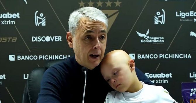 Συγκλόνισε Βραζιλιάνος προπονητής – Εμφανίστηκε στη συνέντευξη Τύπου με τον γιο του που έχει σύνδρομο Down: “Είμαστε όλοι ίσοι”