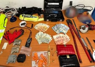 Κολωνάκι: Εξιχνιάστηκε ληστεία με λεία άνω των 200.000 ευρώ – Έδεσαν και λήστεψαν ηλικιωμένη