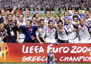 Η UEFA ευχήθηκε χρόνια πολλά στην Ελλάδα με Καραγκούνη, Φορτούνη Εθνική Γυναικών, Γαλανόλευκο Φάρο