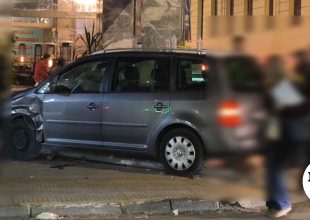 Τροχαίο στα Εξάρχεια: ΙΧ παραλίγο να πέσει σε καφετέρια