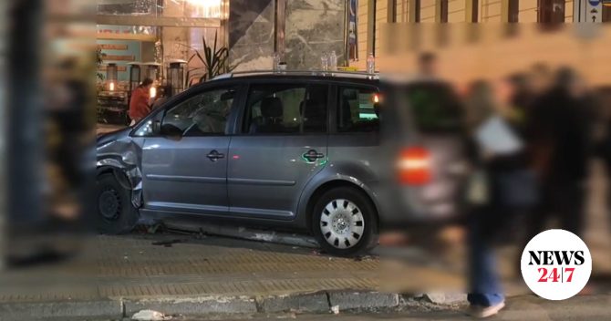 Τροχαίο στα Εξάρχεια: ΙΧ παραλίγο να πέσει σε καφετέρια