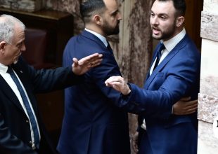 Άρχισε η δίκη για το ξύλο Φλώρου με Γραμμένο στη Βουλή